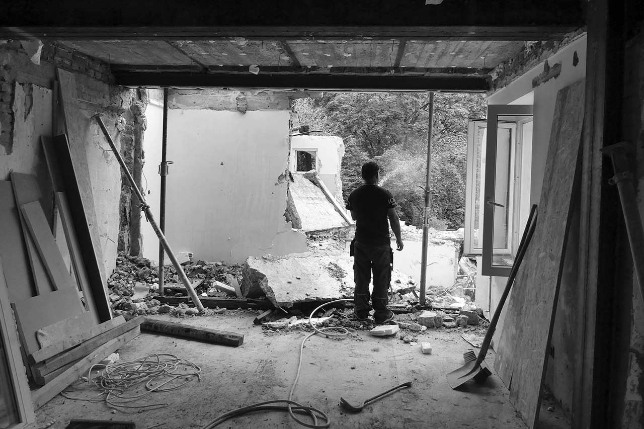 Bauarbeiter bei der Entkernung eines Wohnhauses.