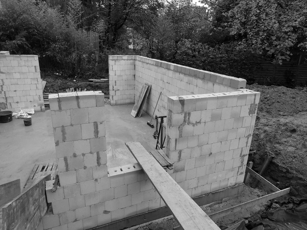 Halbfertige Mauern beim Hausbau.