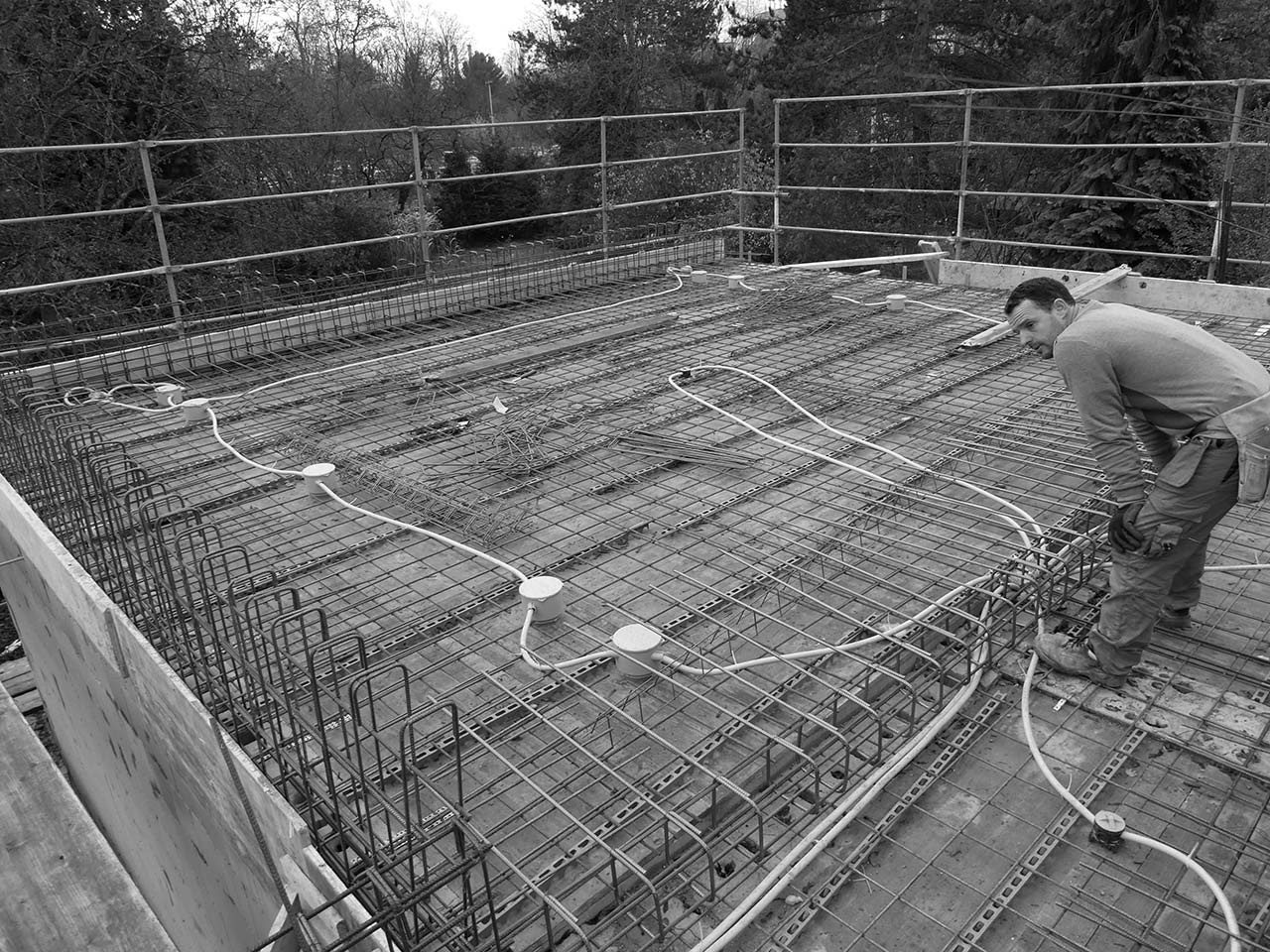 Bauarbeiten an einer Geschossdecke.