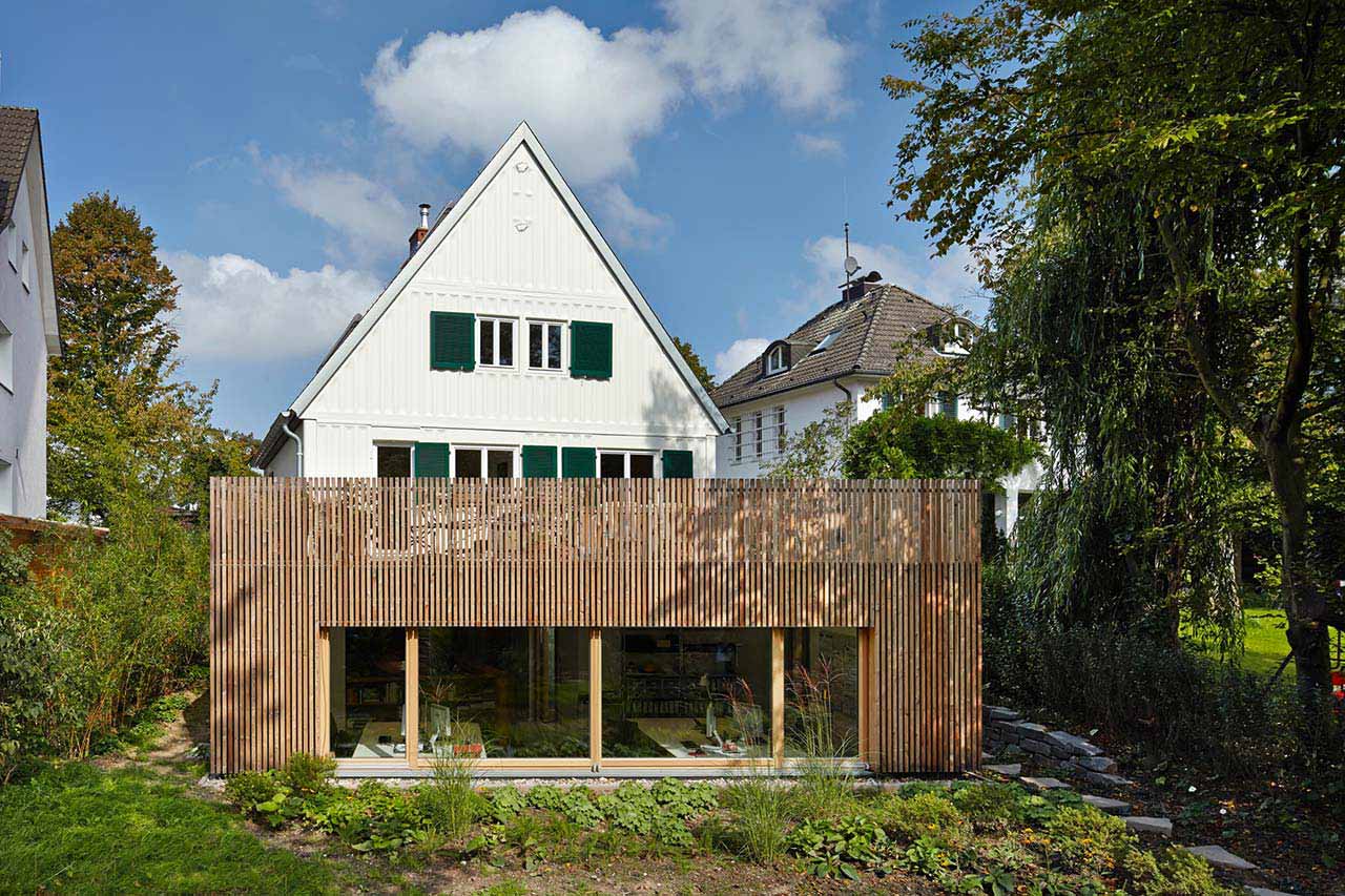 Holzverkleideter Souterrain-Anbau mit Dachterrasse am MAN Stahlhaus in Düsseldorf Kaiserswerth.