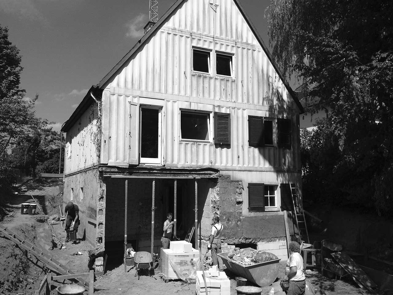 Abbruch eines alten Stahlhauses.