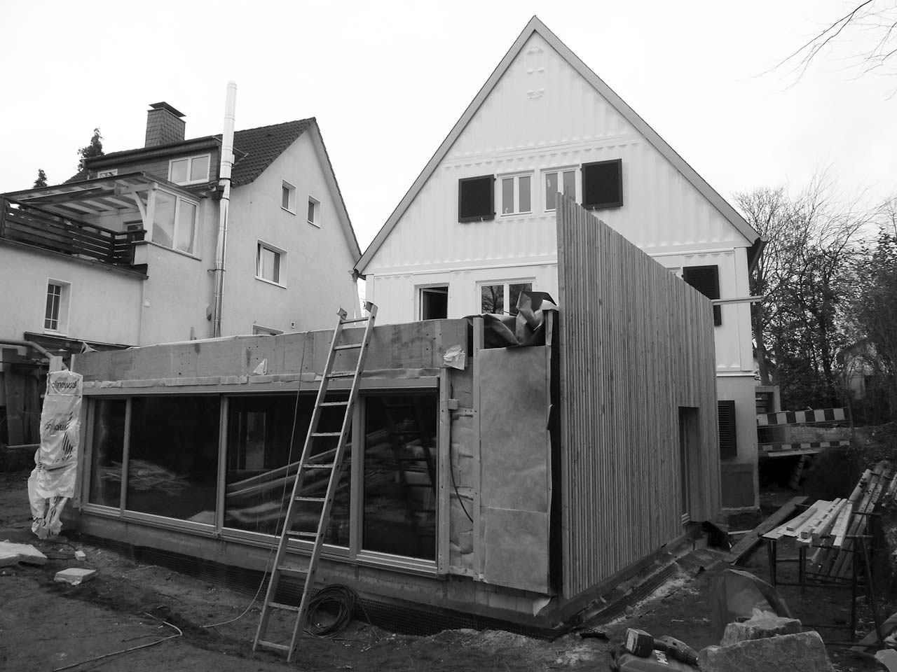 Anbau an das Stahlhaus in der Bauphase.