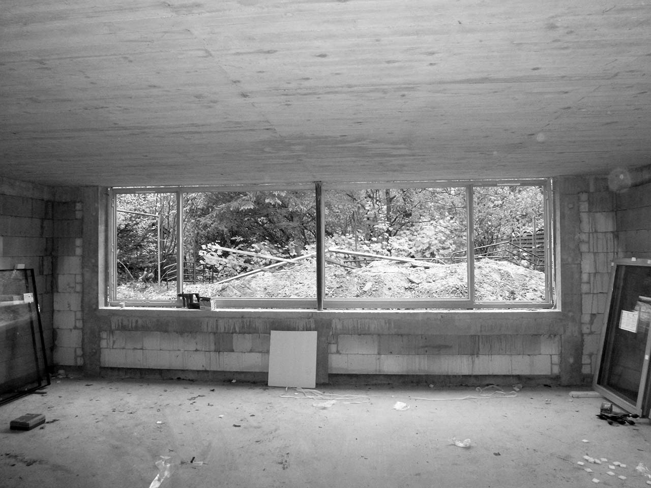 Anbau im Souterrain mit großer Fensterfront, Zustand im Bau.