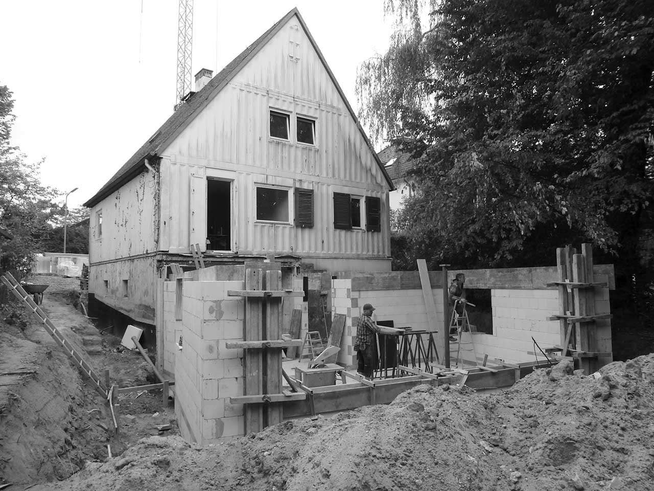 Arbeiten an dem Anbau an das alte Stahlhaus.
