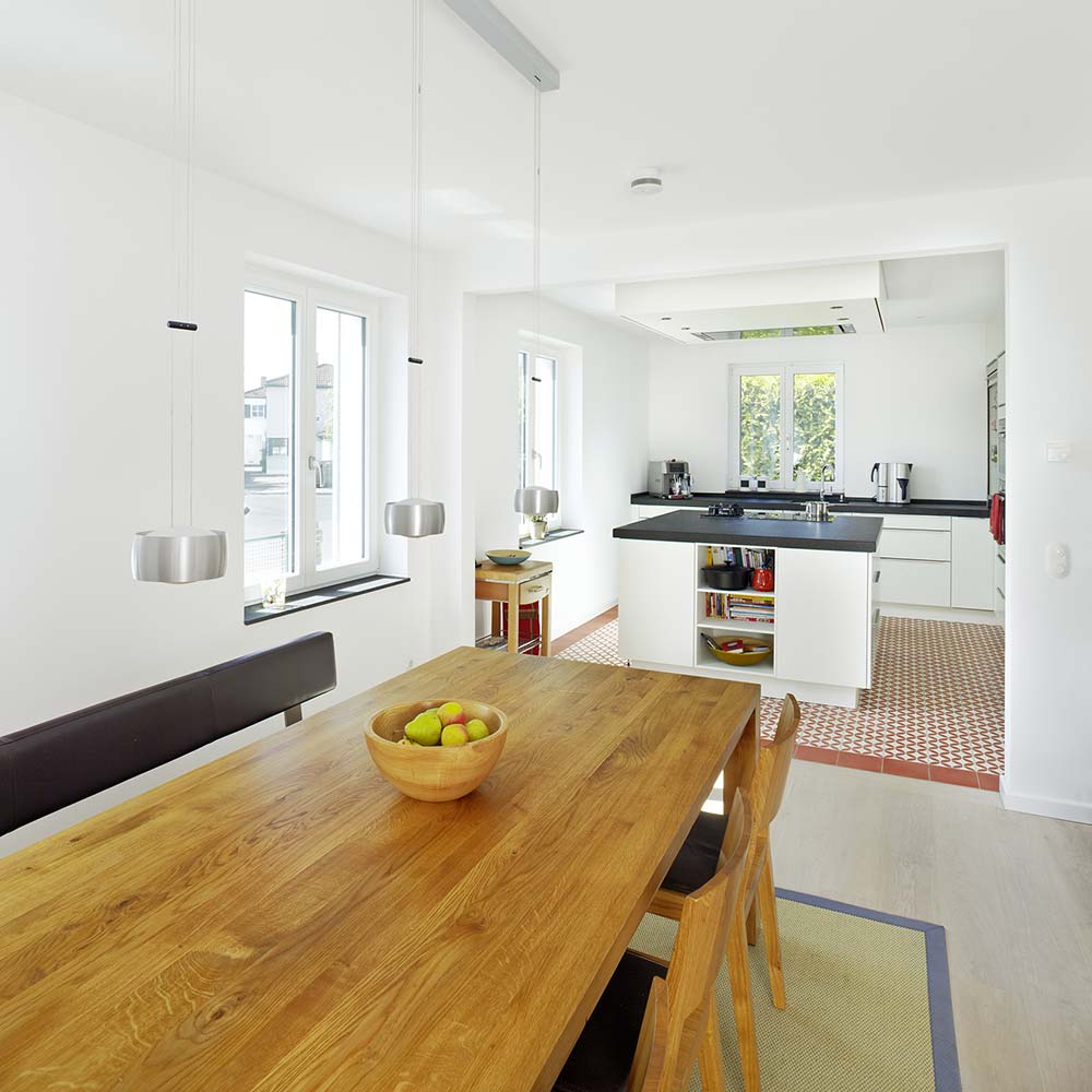 Moderne Küche in einem umgebauten Zweifamilienhaus von 1935.