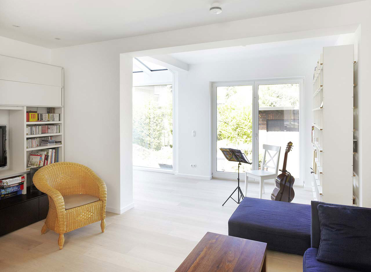 Heller, luftiger Wohnraum mit großem Durchbruch zu einem Wintergarten.