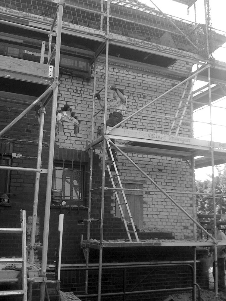 Gerüst an einer Fassade, Hausumbau und -modernisierung