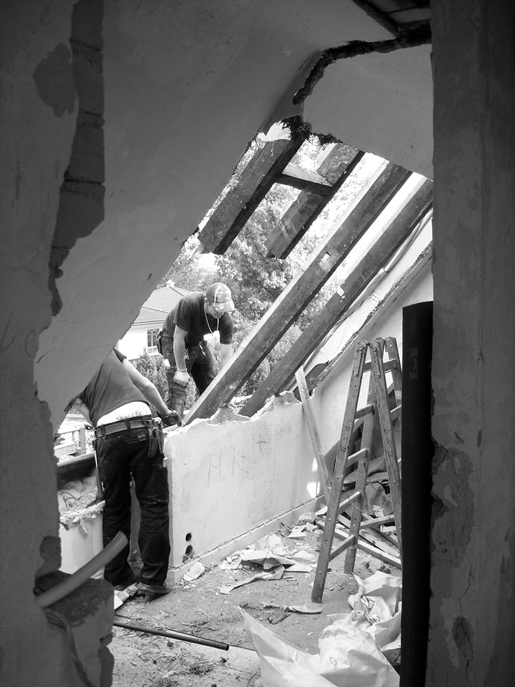 Sanierungsarbeiten an einem Dachstuhl.