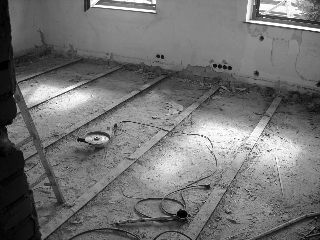 Auf einer Baustelle wird der Boden installiert.