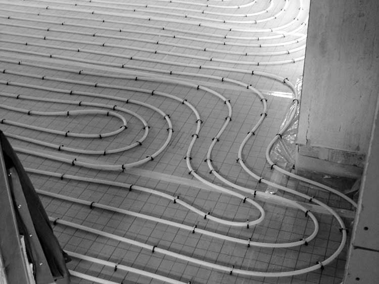 Baustelle mit den hier noch sichtbaren Heizschläuchen einer Fußbodenheizung.