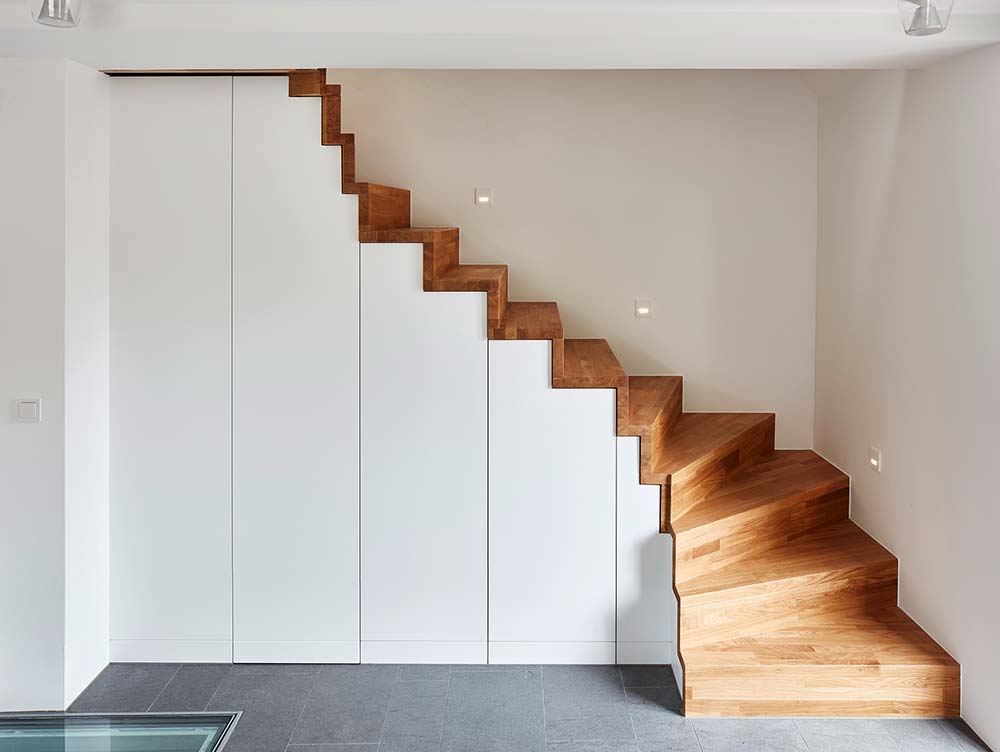 Falttreppe mit untergriertem Schrankraum, geschlossen.