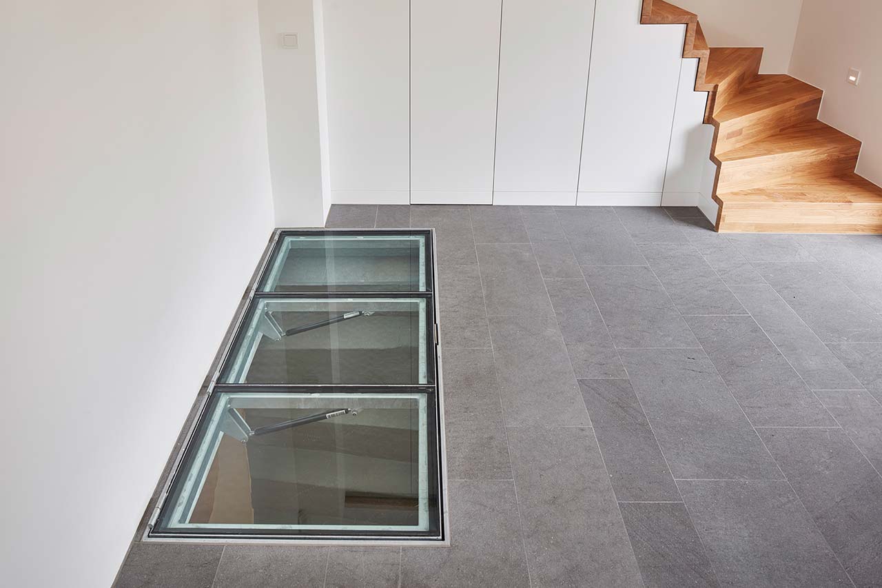 Kellertreppe mit Glasabdeckung.