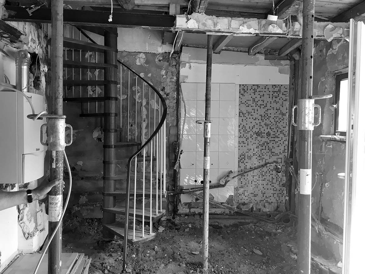 Sanierung eines alten Hauses, Baustellensituation.