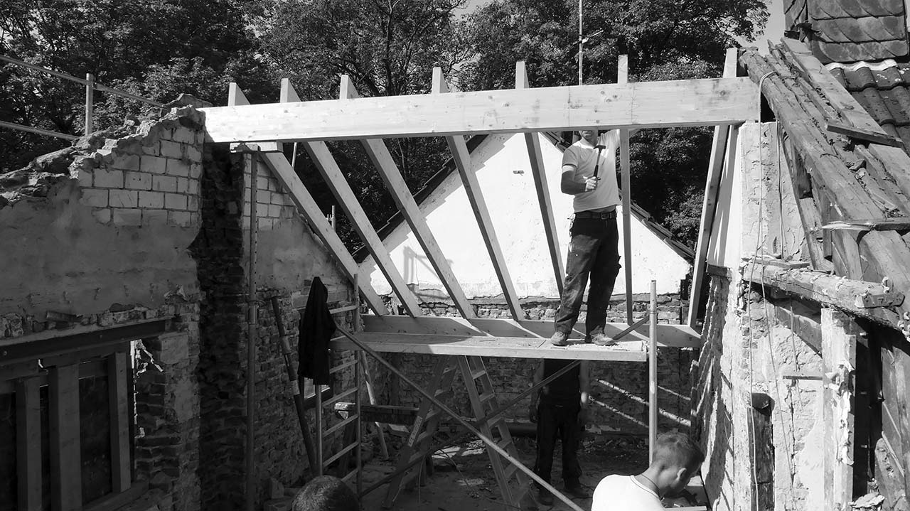 Ein neuer Dachstuhl wird aufgebaut.