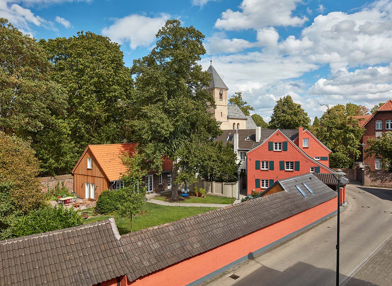 Luftbild, Blick auf den Garten mit dem Ateliergebäude und der Fassade des Wohnhauses.