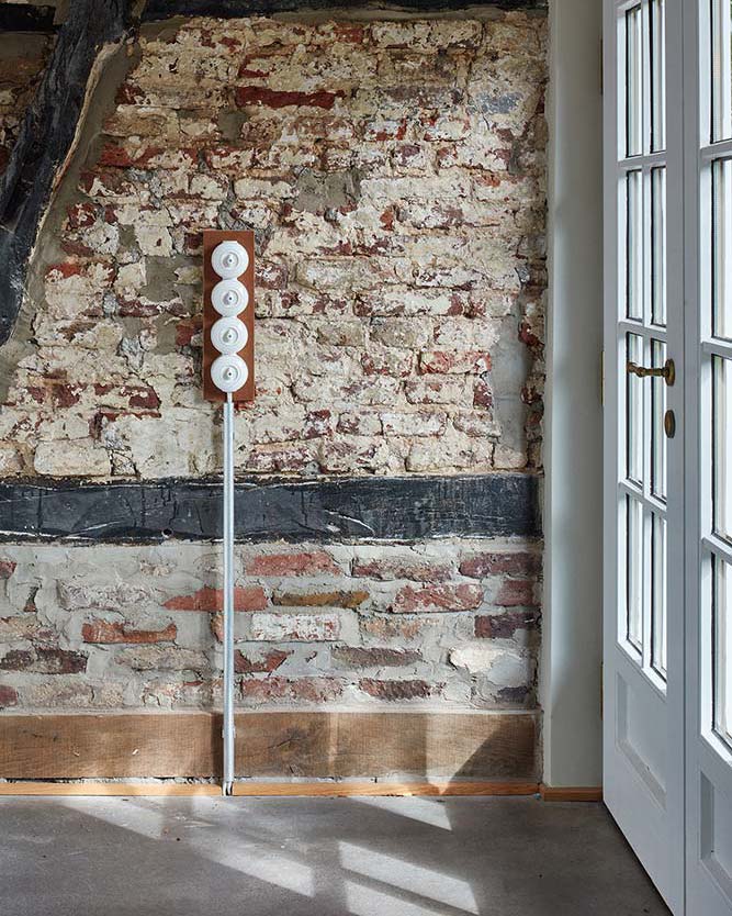 Alte Backsteinwand in das sanierte Gebäude integriert.