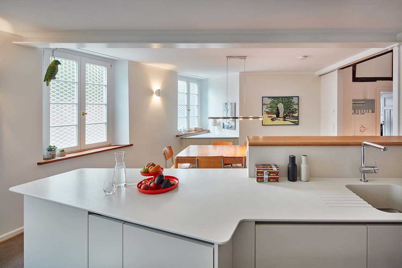 Die moderne Einbaukücke fügt sich harmonisch in das alte Gebäude ein.