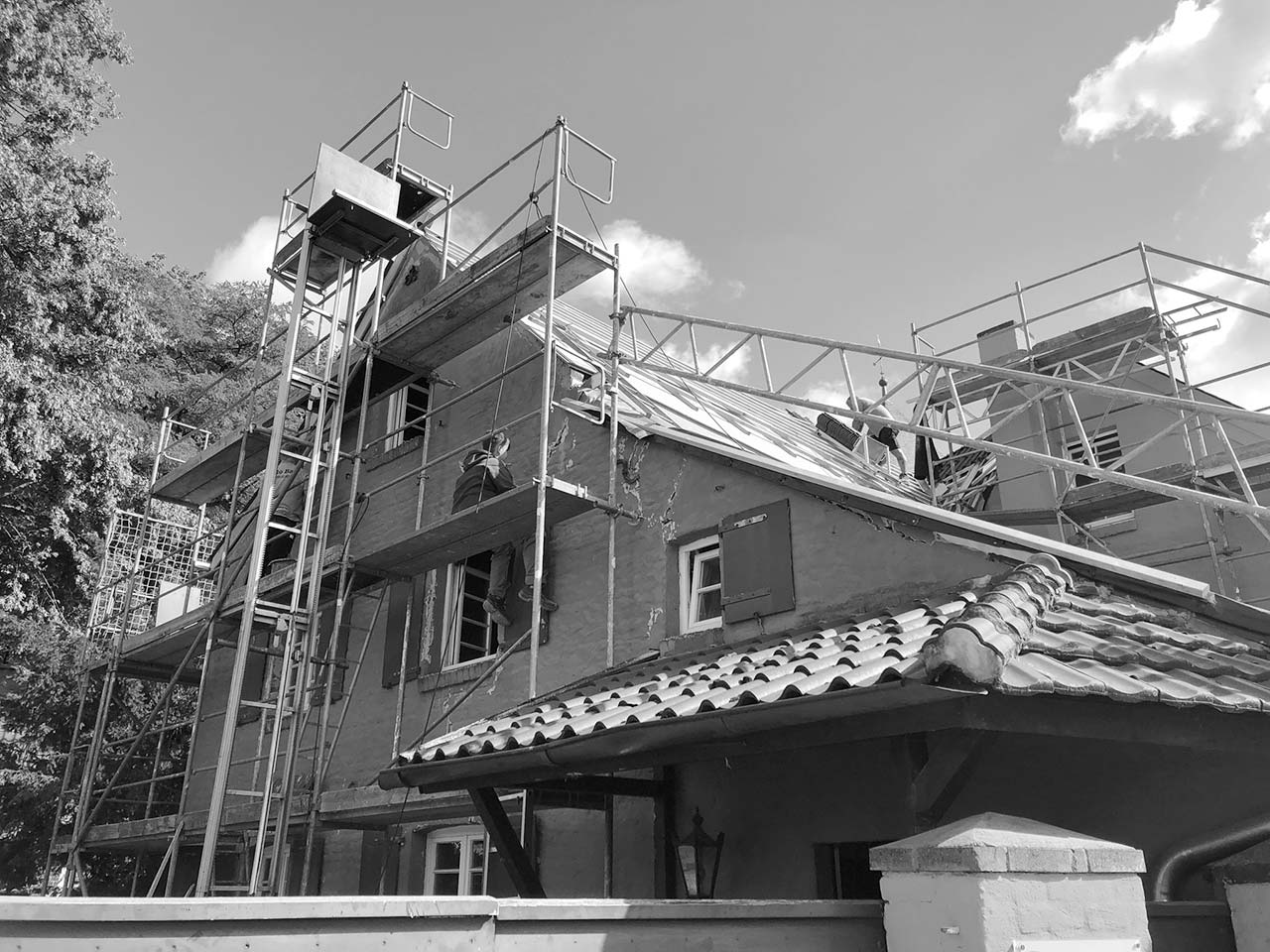Baugerüst an Fassade und Dach des Langersguts während der umfangreichen Sanierung.