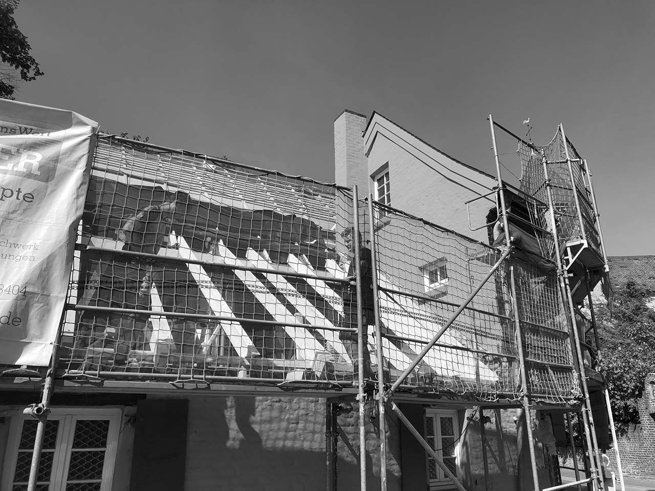 Baugerüst an der Fassade mit Schutznetz.