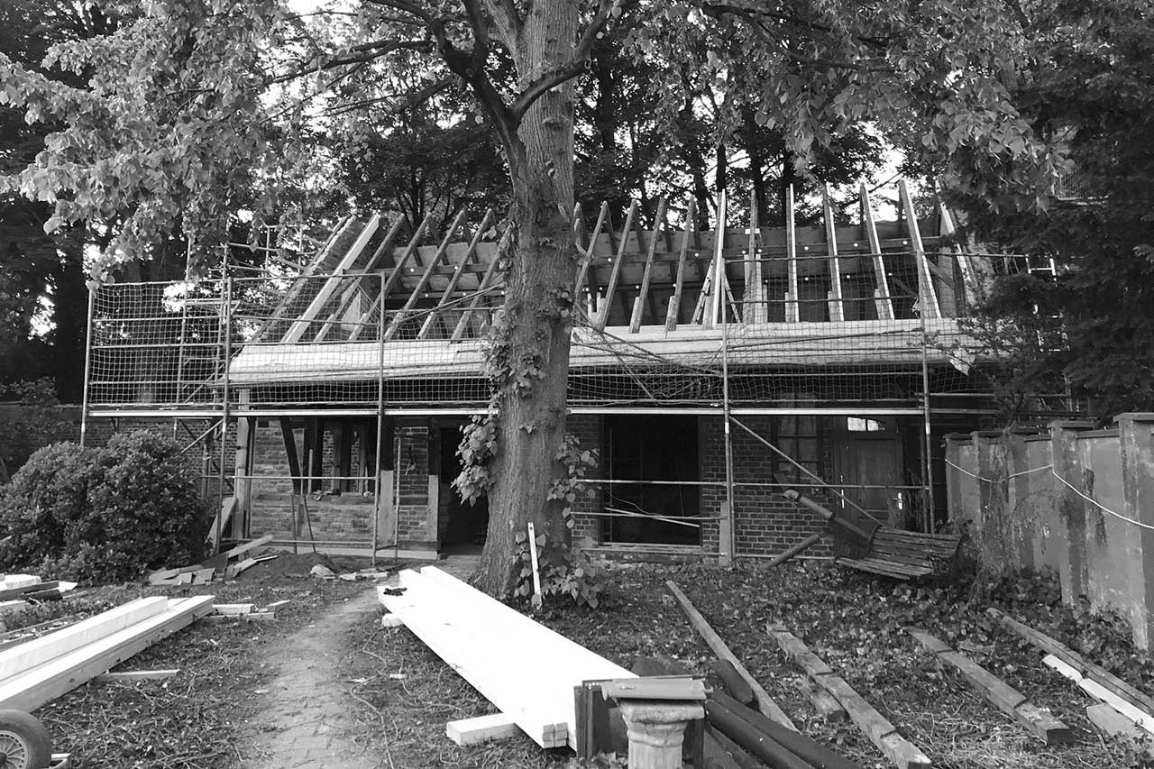 Das Ateliergebäude während der Sanierung.