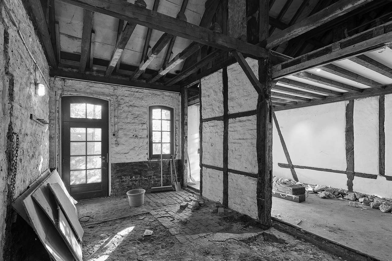 Innenraum mit freiliegendem Fachwerk vor der Sanierung.