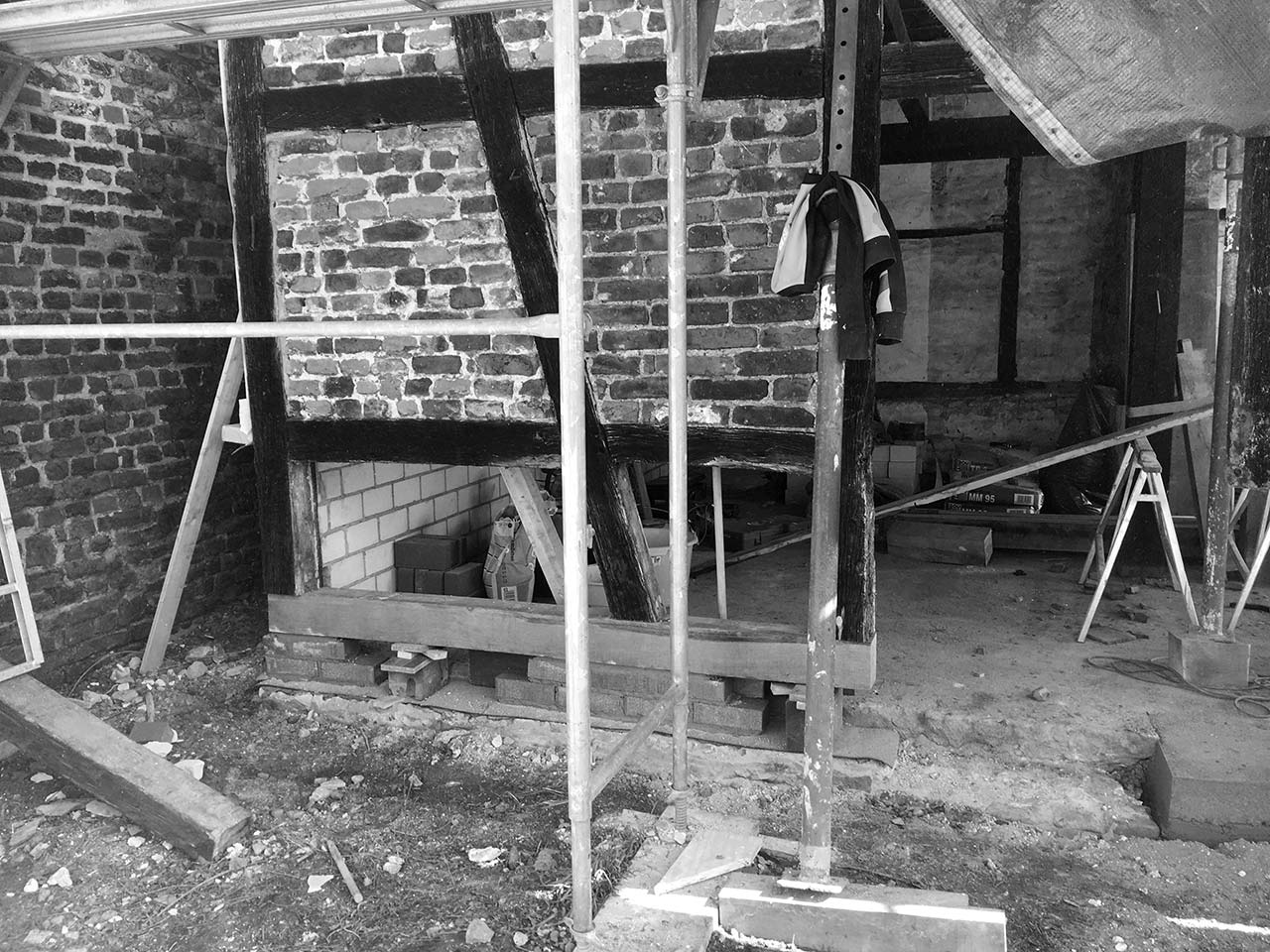 Freigelegtes altes fachwerk.