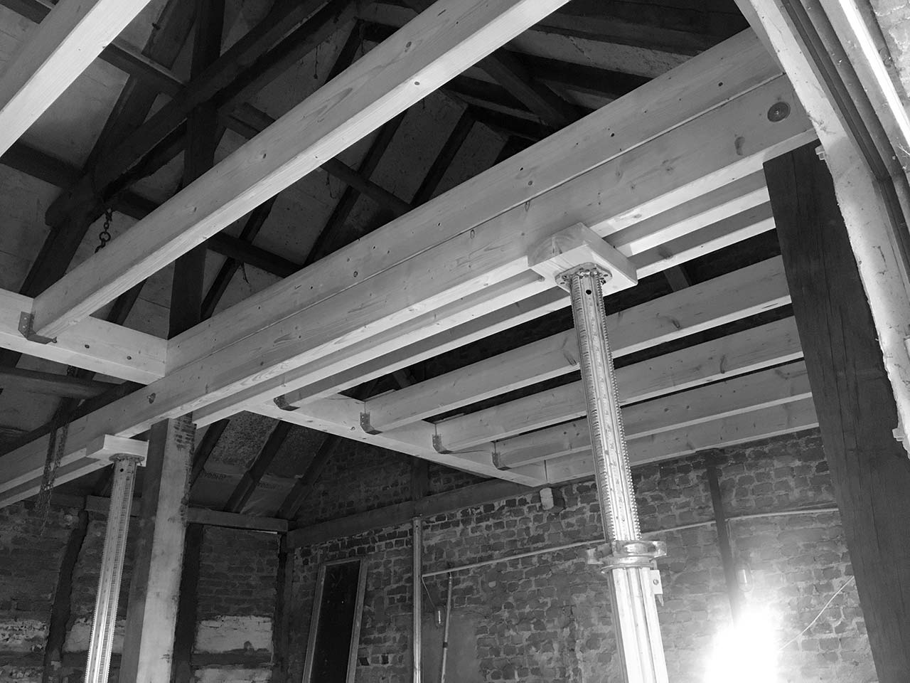 Stützpfeiler unter neuen Dachbalken.
