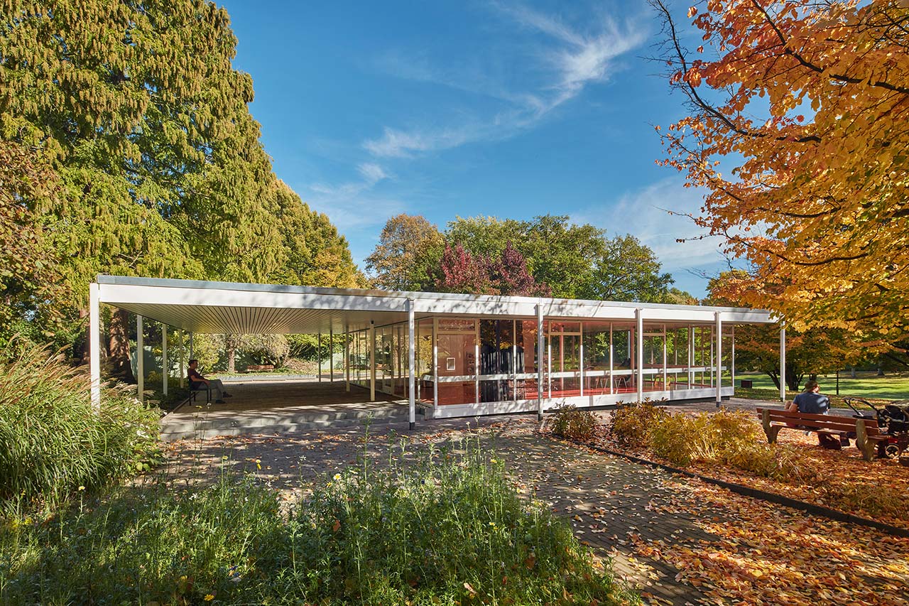 Gläserner Pavillon mit überdachtem Vorraum.