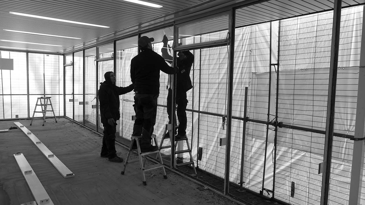 Bauarbeiten an der Verglasung des Lesepavillons.