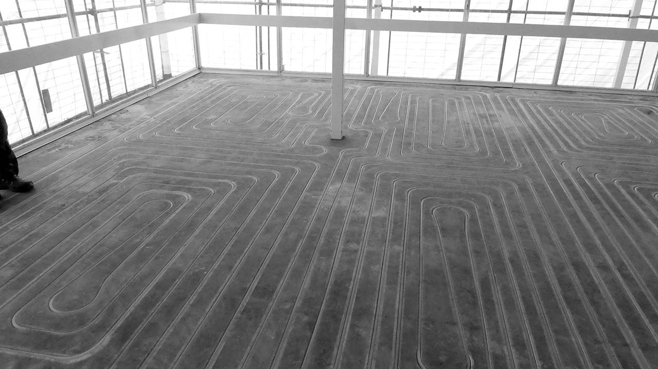 Fußbodenheizungsanlage während der Bauphase.