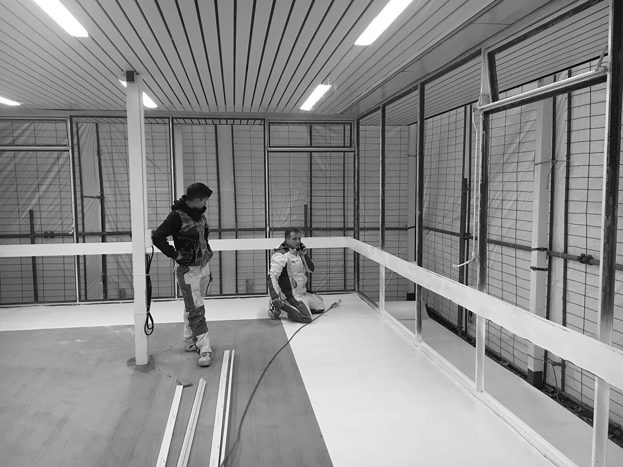 Arbeiter verlegen einen Boden.