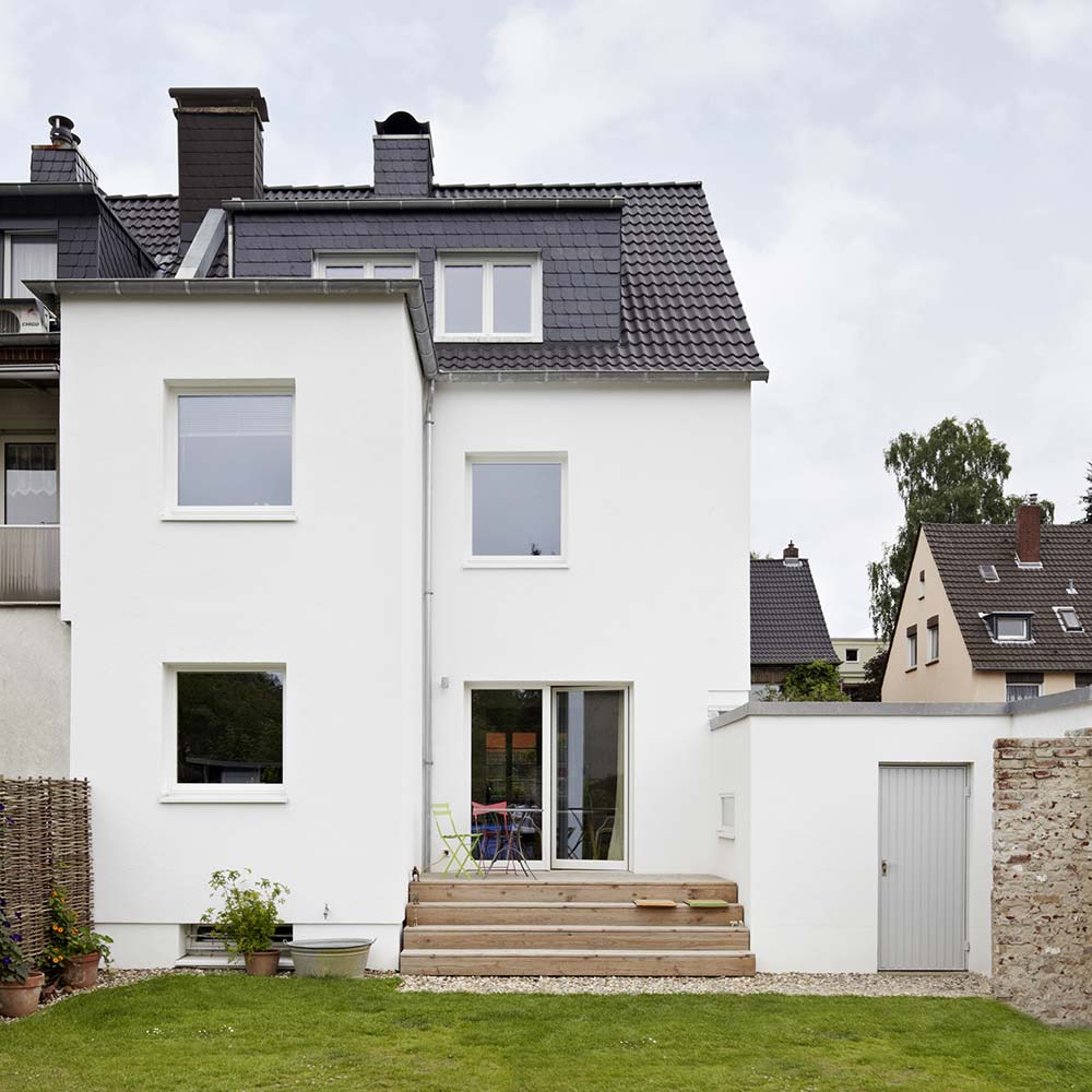 Rückwärtige Ansicht des Reihenendhauses aus dem jahre 1929 mit Treppe in den Garten.