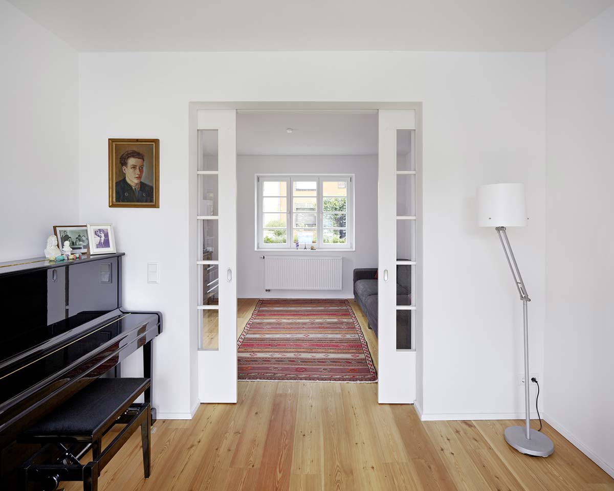 Blick durch die verglaste Doppelschiebetür in den Wohnraum.