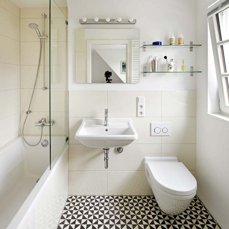 Modernes Badezimmer im sanierten alten Haus mit schwarz-weiß gemustertem Fliesenboden.