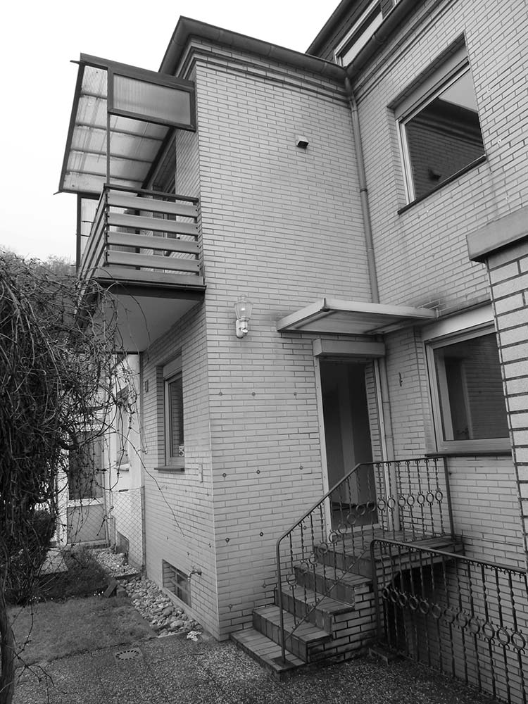 Die wenig schöne Außenansicht des Reihenendhauses vor der Sanierung.