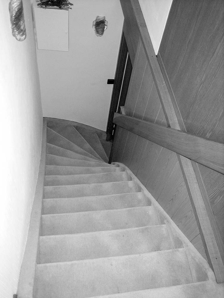 Steile alte Treppe vor der Sanierung des Hauses.