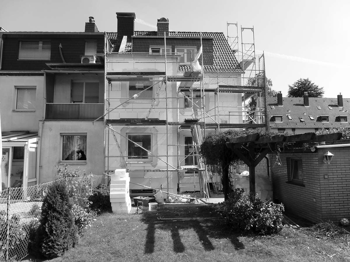 Für die Sanierung eingerüstete Hausfassade.