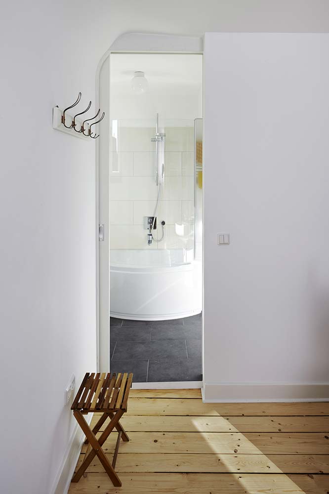 Ankleidezimmer mit Blick in das anliegende Badezimmer.
			