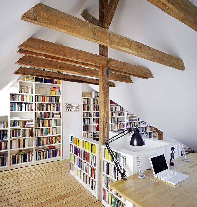 Freiliegende Deckenbalken in einem modernisierten Dachgeschoss