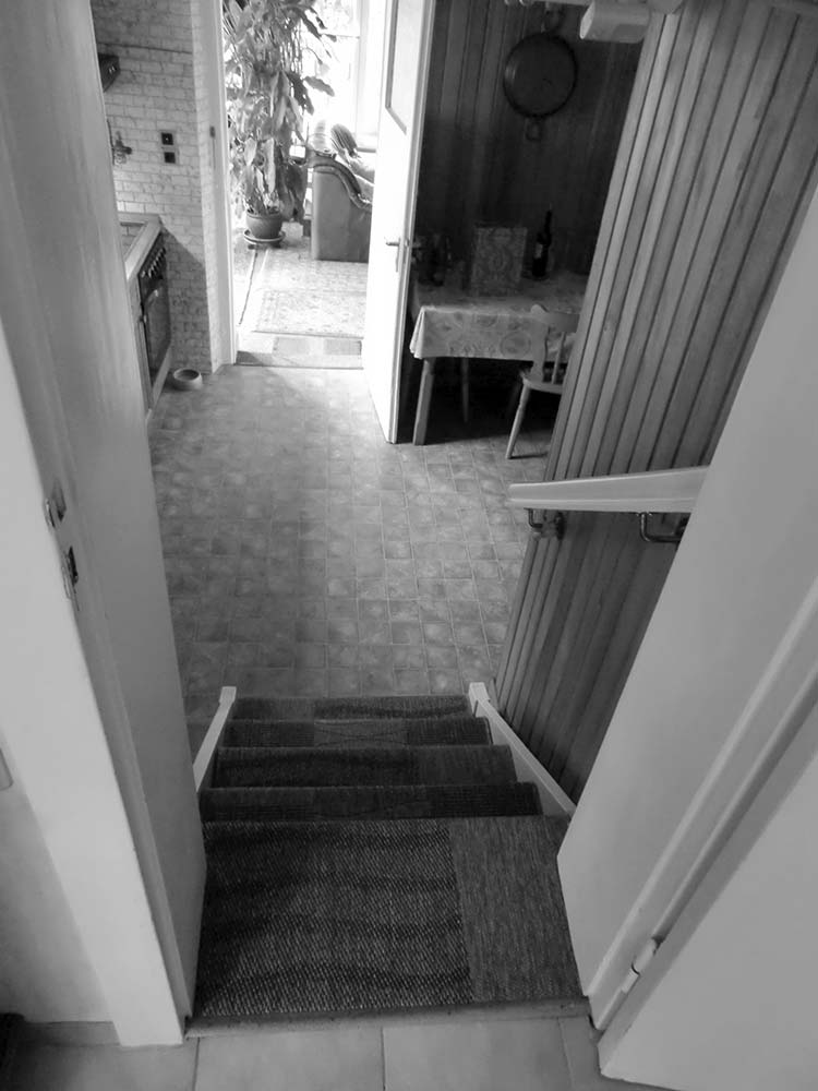 Treppe in einer alten Doppelhaushälfte vor der Sanierung.