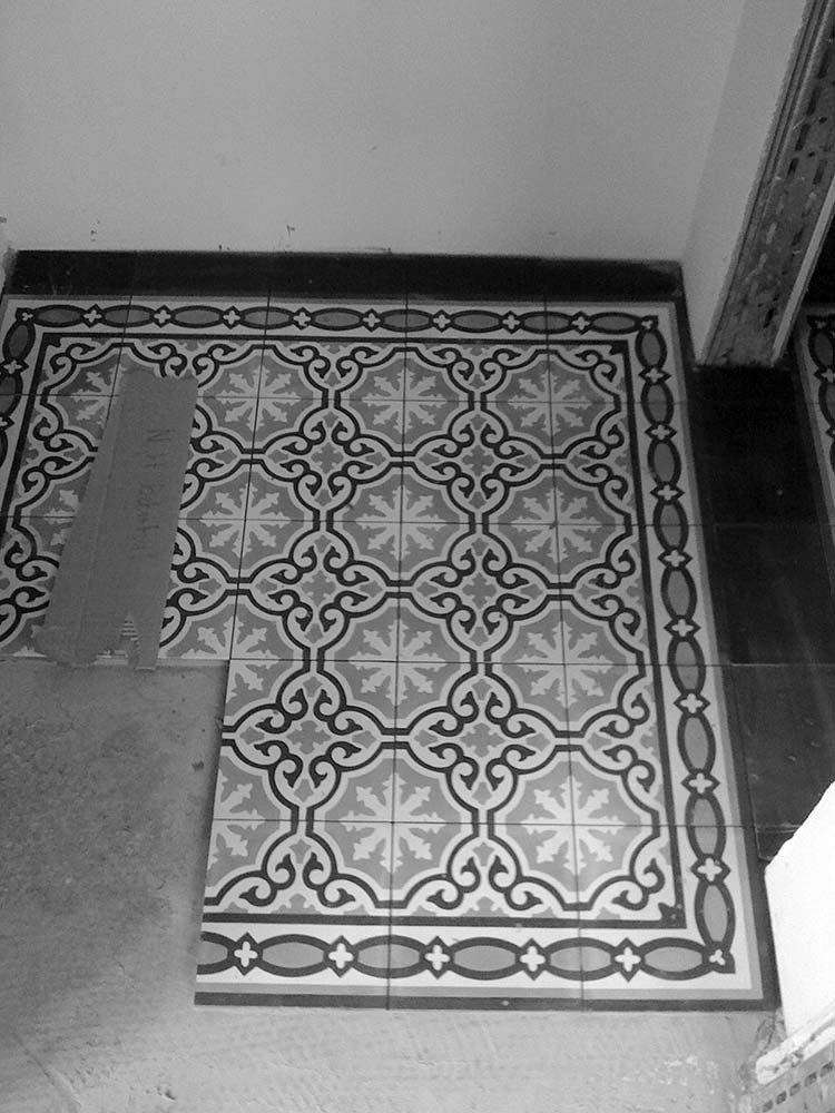 Gemusterter Fliesenboden in einem alten Haus der Siedlung Freiheit in Düsseldorf.