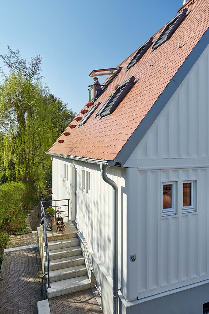 Ansicht von oben auf Dach und Treppe des Stahlhauses nach der Sanierung.