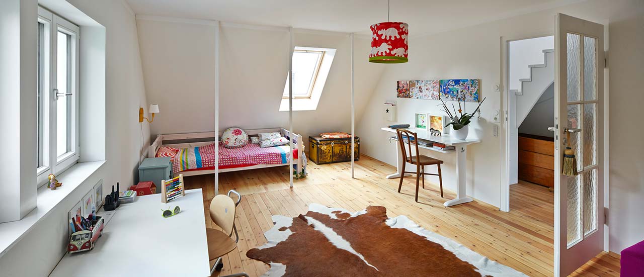 Großzügiges Kinderzimmer im sanierten alten Stahlhaus.