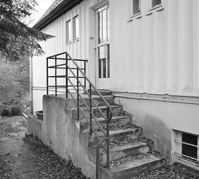 Treppe an einem alten Haus aus dem jahr 1952 vor der Sanierung.