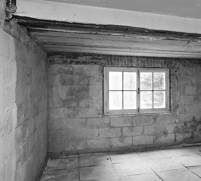 Innenraum eines alten Hauses vor der Sanierung.