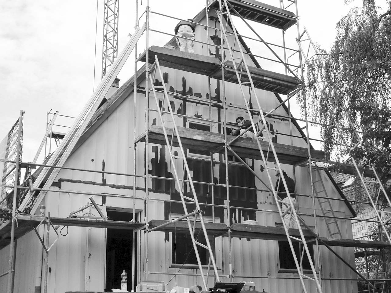 Eingerüstete Giebelfassade.