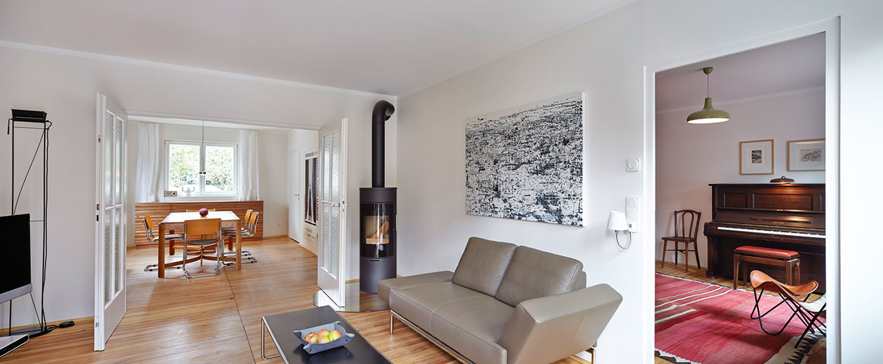 Essbereich mit Blick in die angrenzende Küche und in den Wohnraum.