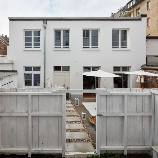 Ein Hofgebäude in Düsseldorf, Blick in den Eingangsbereich.