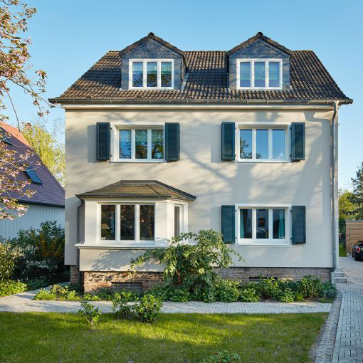 Ansicht von Fassade und Vorgarten eines umgebauten Stadthauses in Düsseldorf.