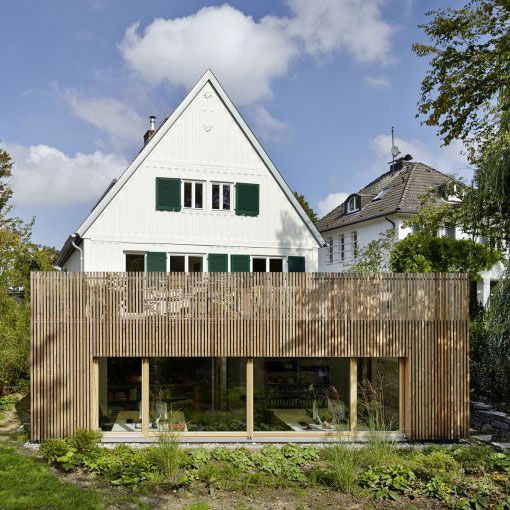 Ansicht von Fassade und Vorgarten eines umgebauten Stadthauses in Düsseldorf.